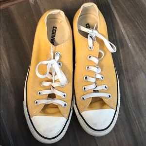 Yellow/gold Converse